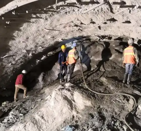 新邵拱顶带模注浆料的施工流程及注意事项